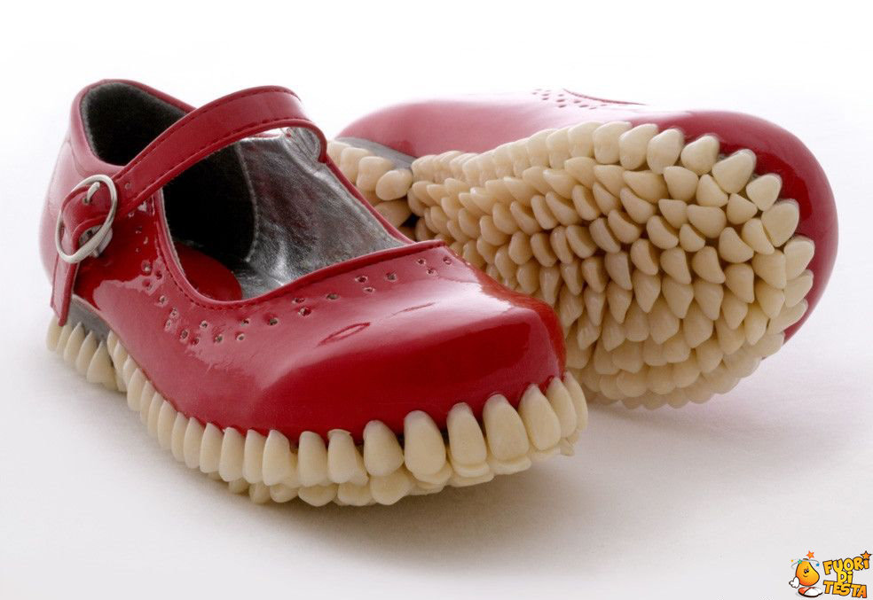 Scarpe a forma di dentiera