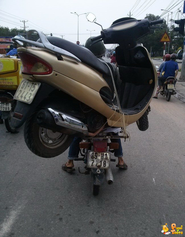 Scooter trasporta uno scooter