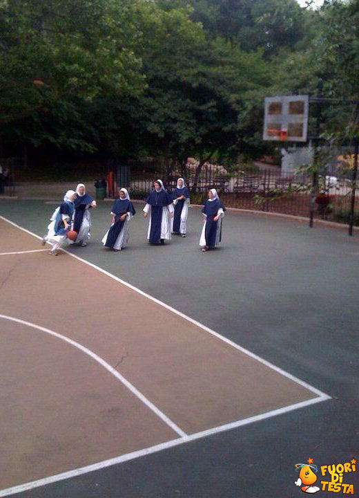 Suore giocano a basket
