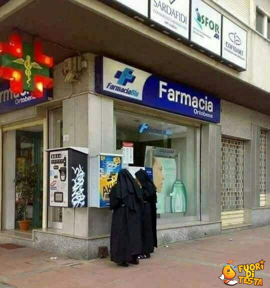 Suore in farmacia