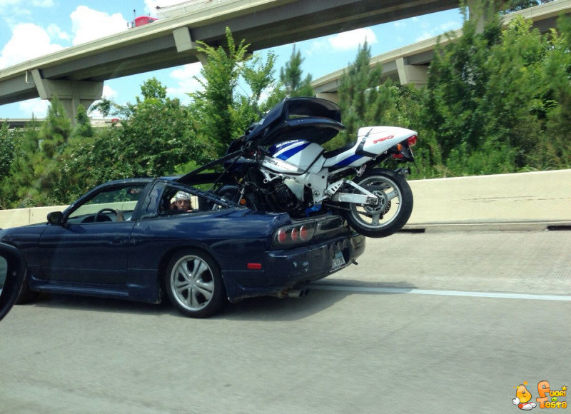 Trasportare una moto con un'auto