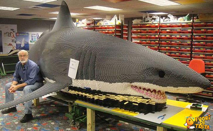 Uno squalo di lego