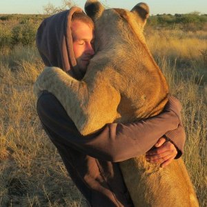 Abbracciare un vecchio amico