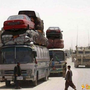 Autobus che trasporta automobili