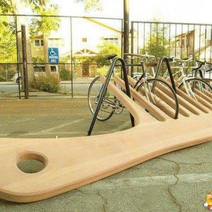 Epico parcheggio per biciclette