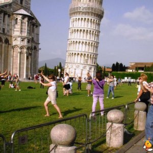 Farsi le foto con la torre di Pisa
