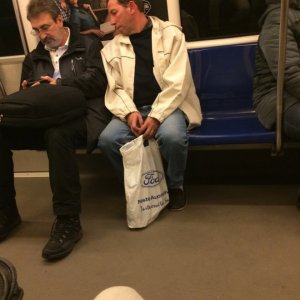 Ficcanaso in metropolitana