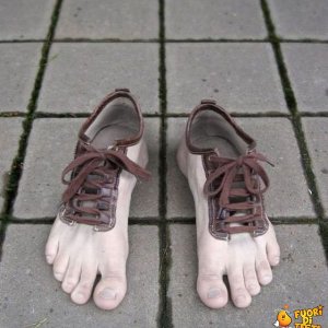 Scarpe a forma di piedi