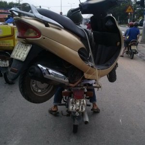 Scooter trasporta uno scooter