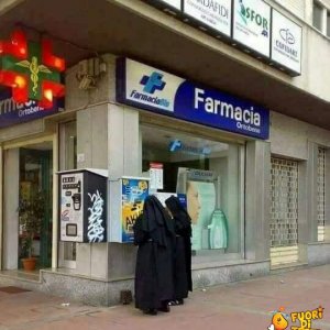 Suore in farmacia