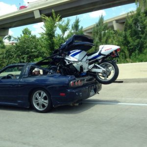 Trasportare una moto con un'auto