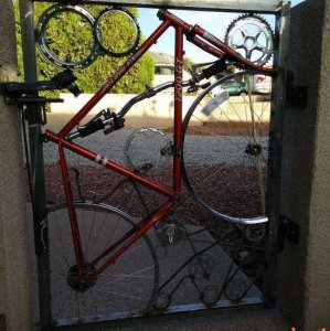 Un cancello con la bicicletta