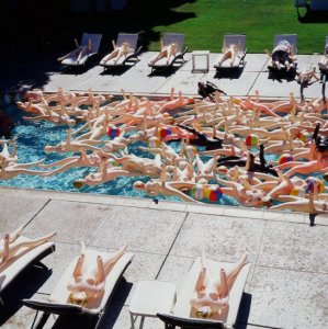 Piscina frequentata da bambole